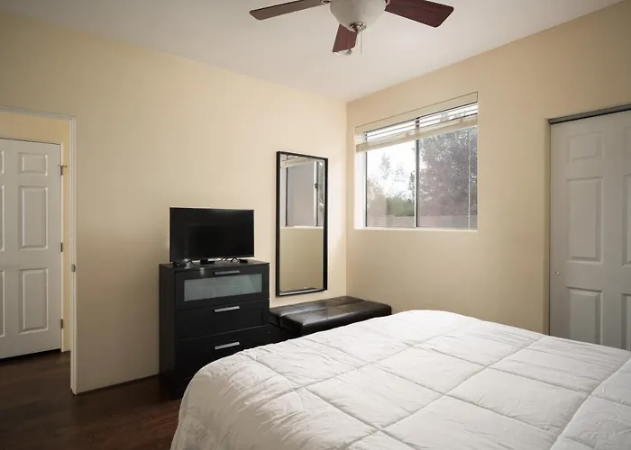 Luxury 2ba/2br, Separate Building, Private Basketball Court, Prime Neighborhood Gasthof