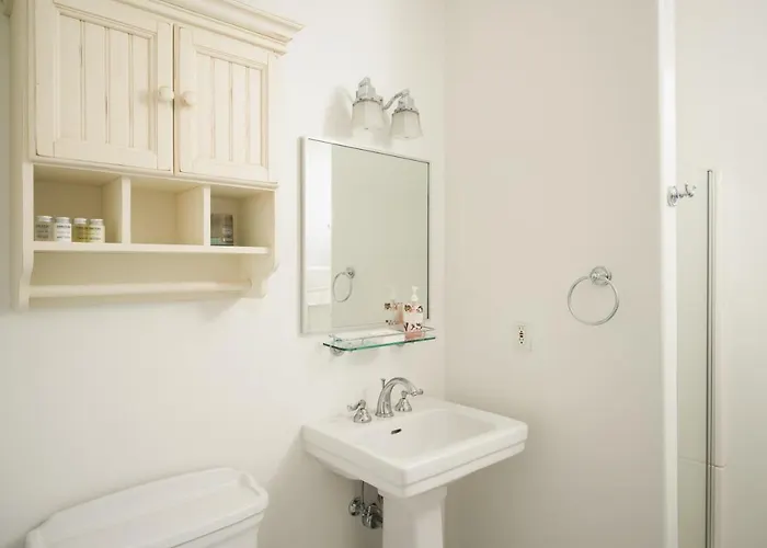 Luxury 2ba/2br, Separate Building, Private Basketball Court, Prime Neighborhood 4*