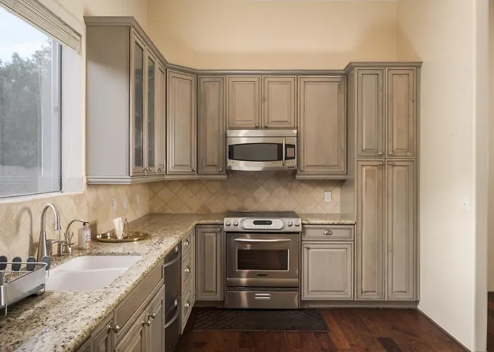 Luxury 2ba/2br, Separate Building, Private Basketball Court, Prime Neighborhood