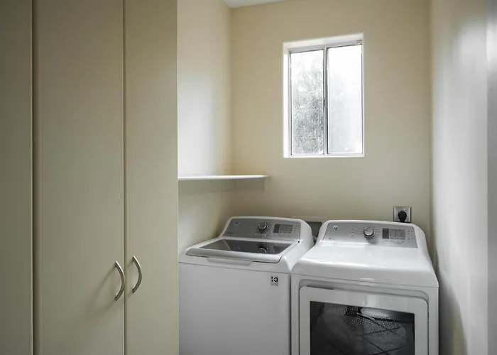 Luxury 2ba/2br, Separate Building, Private Basketball Court, Prime Neighborhood Gasthof