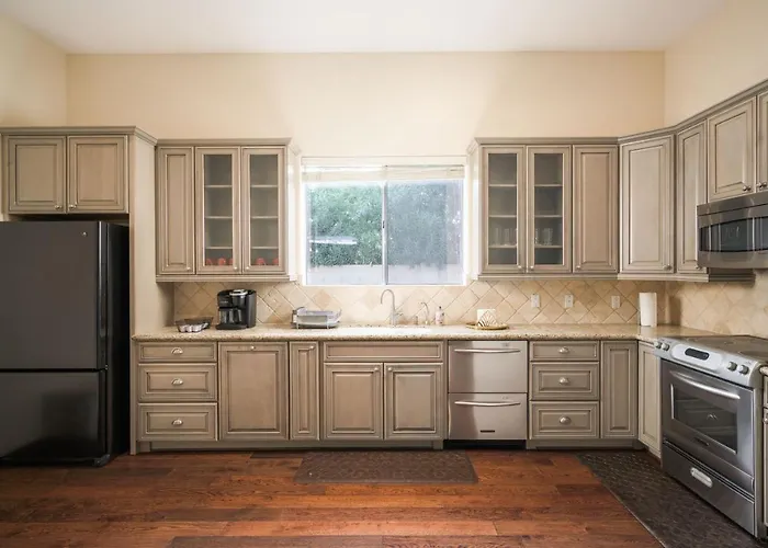 Luxury 2ba/2br, Separate Building, Private Basketball Court, Prime Neighborhood 4*