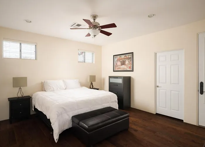 Gasthof Luxury 2ba/2br, Separate Building, Private Basketball Court, Prime Neighborhood Scottsdale