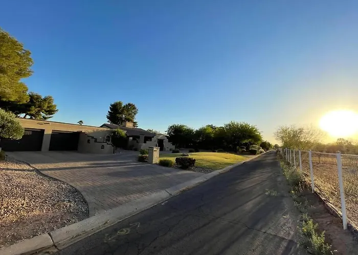 Luxury 2ba/2br, Separate Building, Private Basketball Court, Prime Neighborhood Gasthof